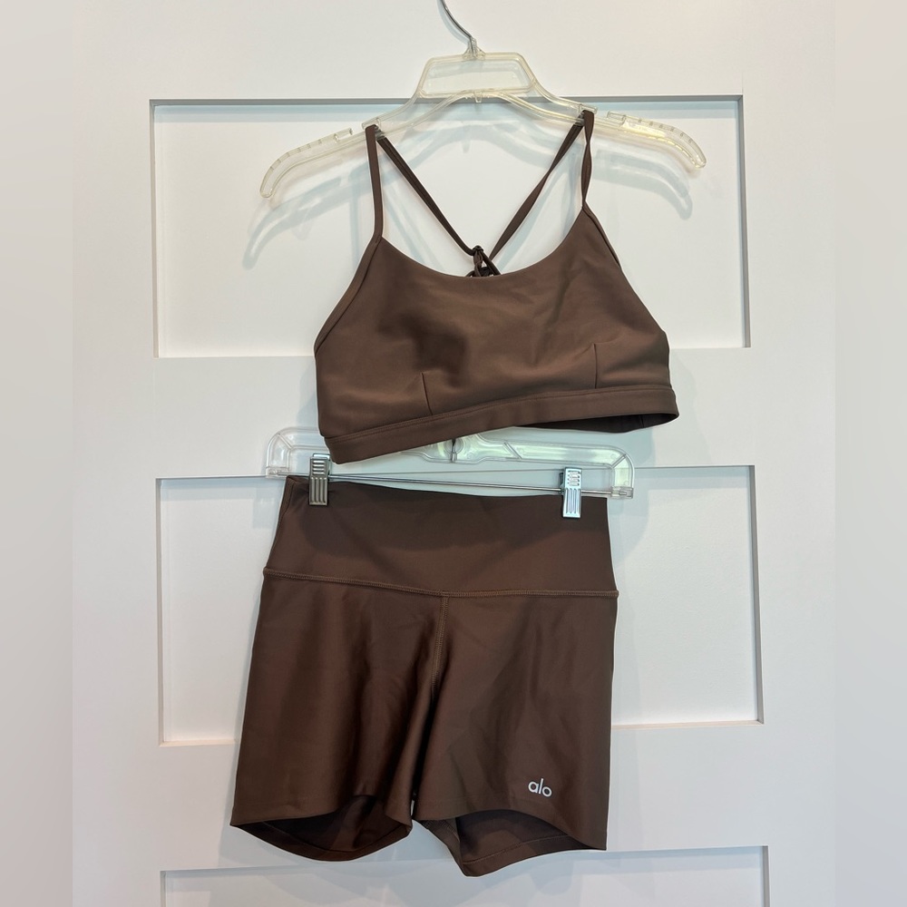 Alo yoga workout set, top size L, bottom size M. Chocolate brown color